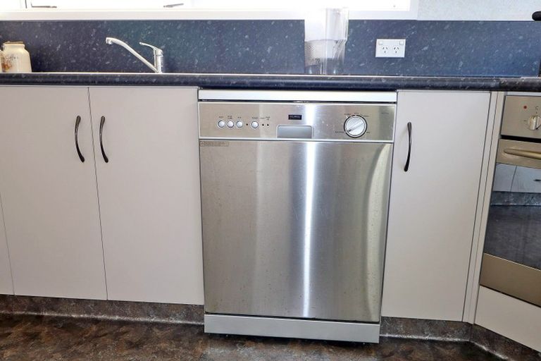 Photo of property in 26 Oberon Street, Stratford, 4332