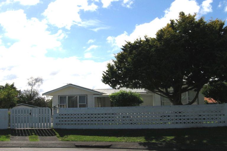 Photo of property in 57 Graham Avenue, Te Atatu Peninsula, Auckland, 0610