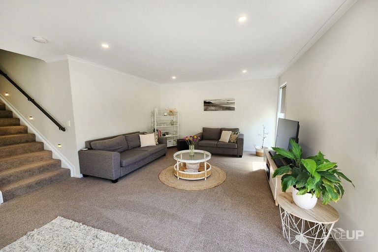 Photo of property in 2 Waimoana Close, Massey, Auckland, 0614