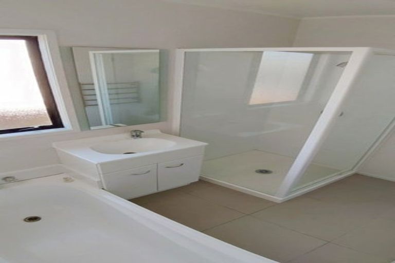 Photo of property in 2/1 Landsdale Place, Massey, Auckland, 0614