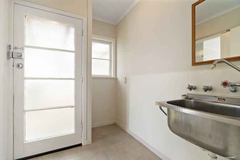 Photo of property in 21 Sheridan Drive, New Lynn, Auckland, 0600