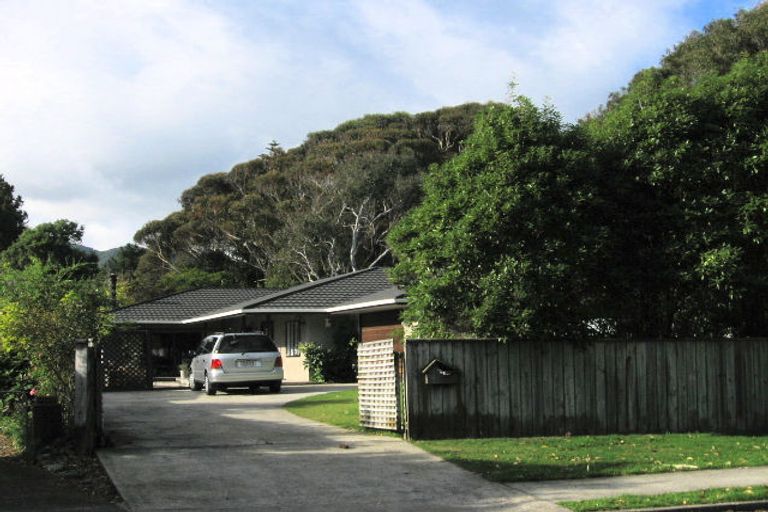 Photo of property in 35 Greenaway Road, Waikanae, 5036