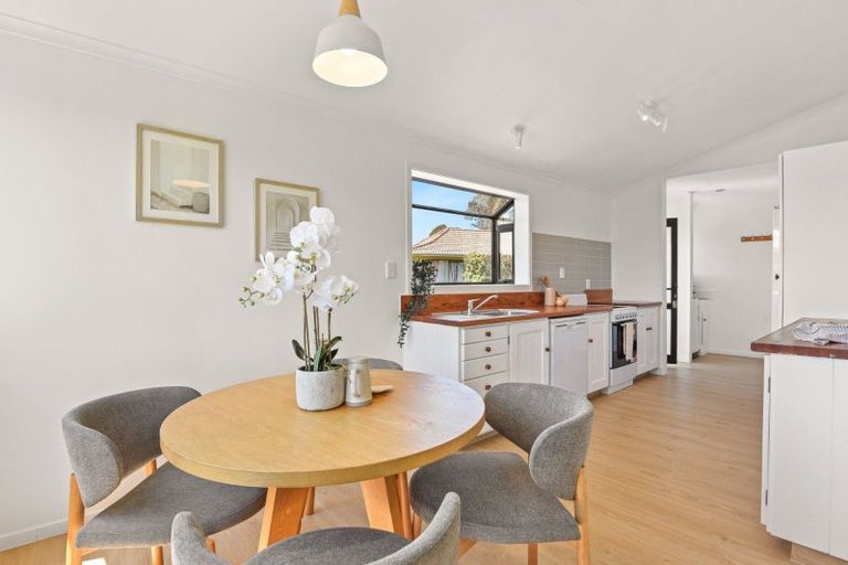 Photo of property in 12 Matthew Place, Kawaha Point, Rotorua, 3010