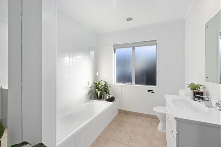 Photo of property in 83a William Bayes Place, Red Beach, 0932