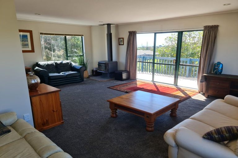 Photo of property in 8 Trig Hill Terrace, Waikanae Beach, Waikanae, 5036