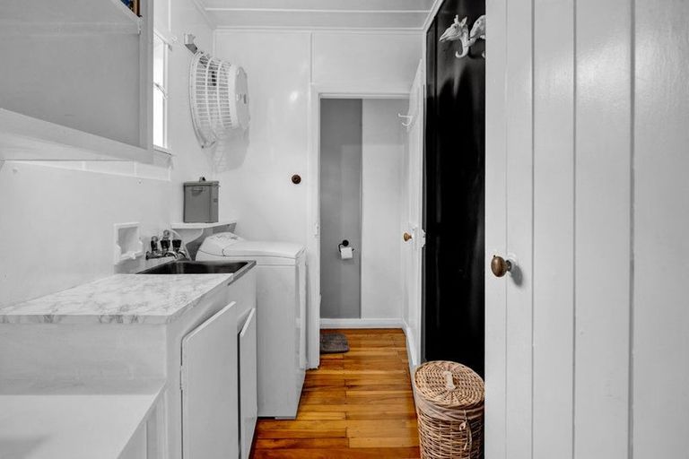 Photo of property in 12 Brooklands Road, New Plymouth, 4310