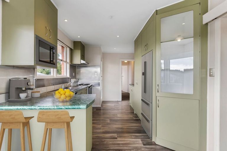 Photo of property in 120 Gossamer Drive, Pakuranga Heights, Auckland, 2010