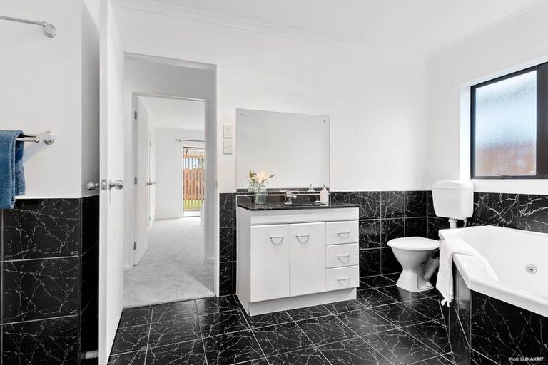 Photo of property in 21a Astley Avenue, New Lynn, Auckland, 0600