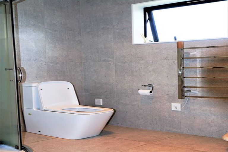 Photo of property in 83a Lake Road, Northcote, Auckland, 0627