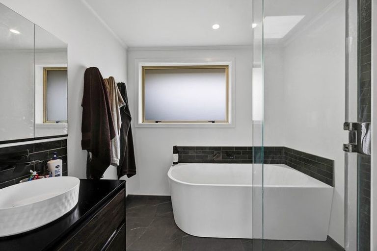 Photo of property in 3 Cowling Road, Hurdon, New Plymouth, 4310