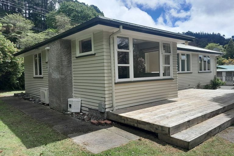 Photo of property in 92 Pinehaven Road, Pinehaven, Upper Hutt, 5019