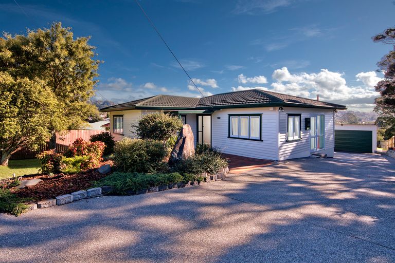 Photo of property in 95 Cliff View Drive, Green Bay, Auckland, 0604