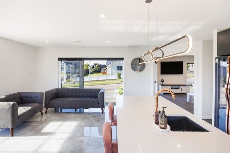 Photo of property in 37 Vaucluse Heights, Fitzherbert, Palmerston North, 4410