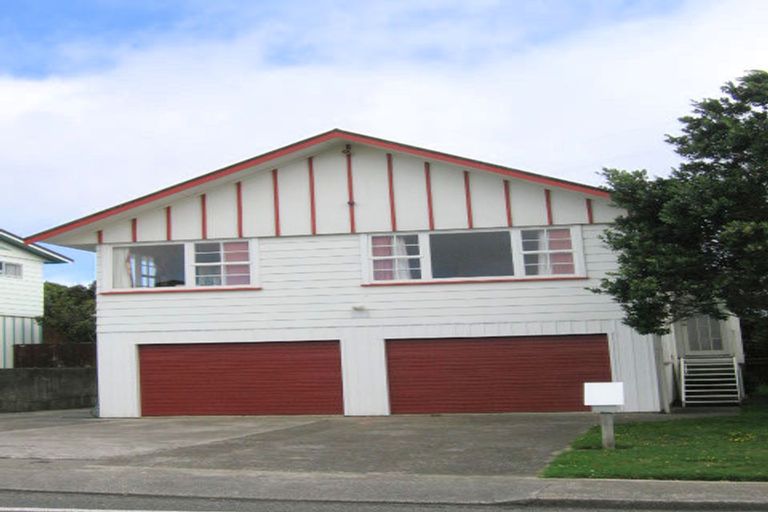 Photo of property in 64 Horokiwi Road West, Newlands, Wellington, 6037