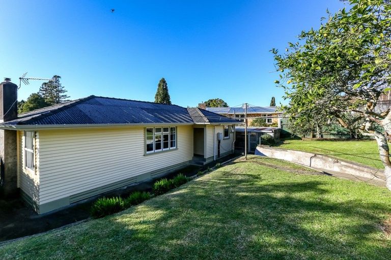 Photo of property in 128 Huatoki Street, Frankleigh Park, New Plymouth, 4310