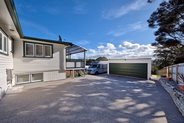Photo of property in 95 Cliff View Drive, Green Bay, Auckland, 0604