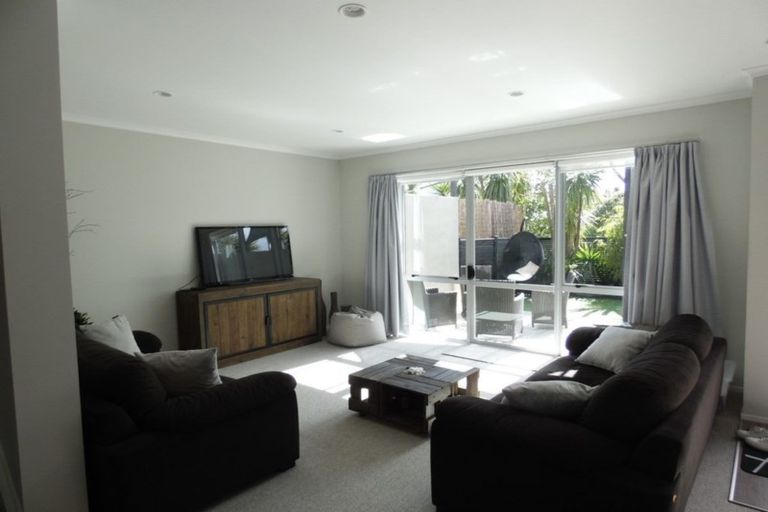 Photo of property in 9w Clearwater Cove, West Harbour, Auckland, 0618