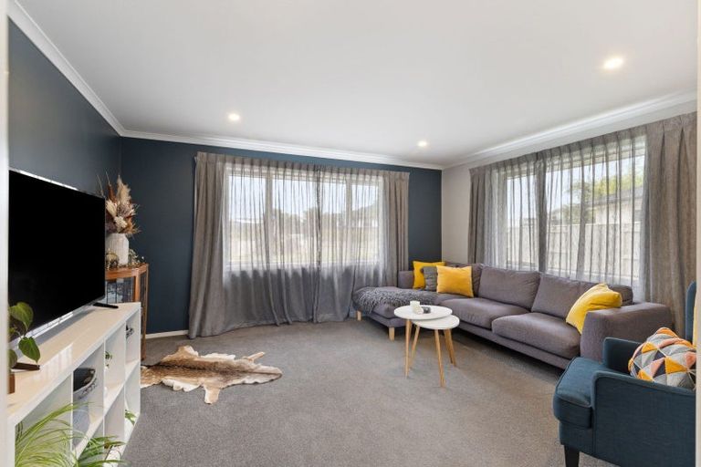 Photo of property in 1 Gibraltar Way, Fitzherbert, Palmerston North, 4410