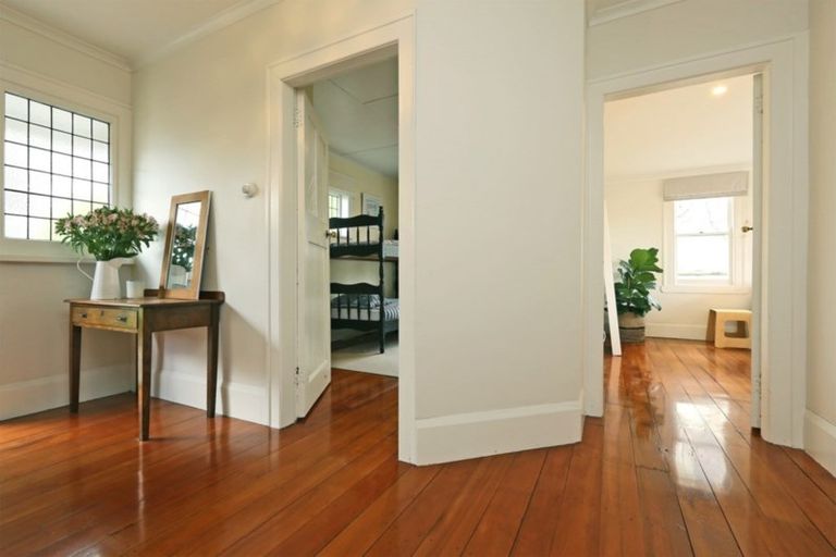 Photo of property in 17 Selwyn Road, Hospital Hill, Napier, 4110