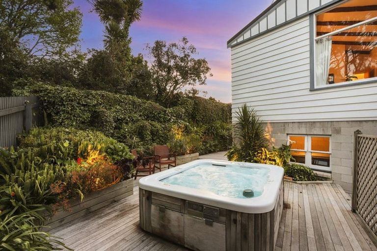 Photo of property in 110 Takahe Road, Titirangi, Auckland, 0604