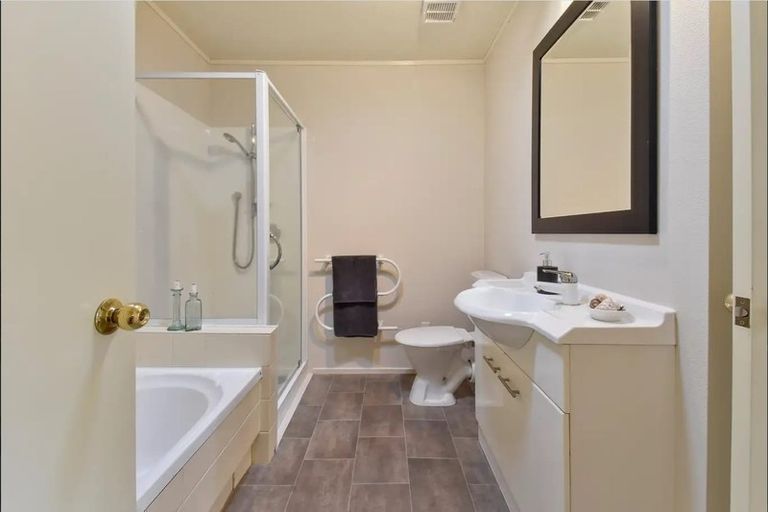 Photo of property in 28 Silkwood Grove, Totara Heights, Auckland, 2105