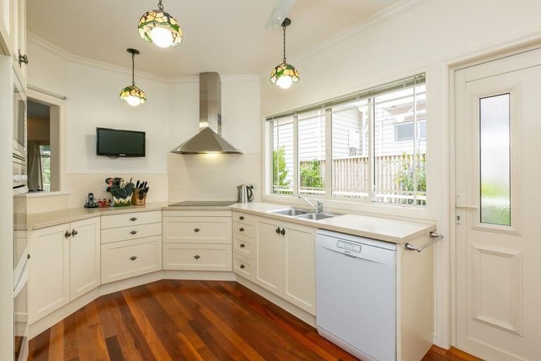 Photo of property in 8 Selwyn Road, Hospital Hill, Napier, 4110