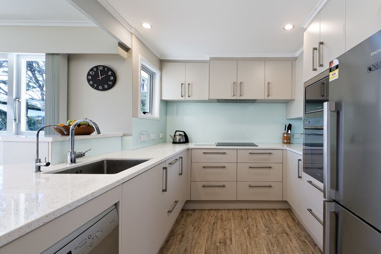 Photo of property in 95 Cliff View Drive, Green Bay, Auckland, 0604