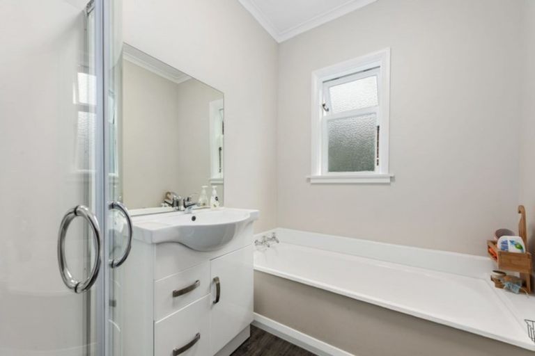 Photo of property in 4 Kopara Grove, Stokes Valley, Lower Hutt, 5019