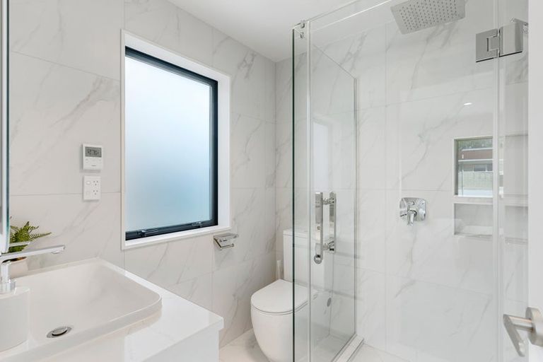 Photo of property in 17b Kathleen Street, Totara Vale, Auckland, 0627