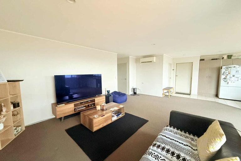 Photo of property in 13 Dovey Place, Massey, Auckland, 0614