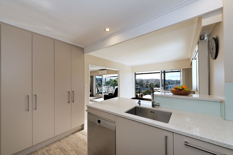 Photo of property in 95 Cliff View Drive, Green Bay, Auckland, 0604