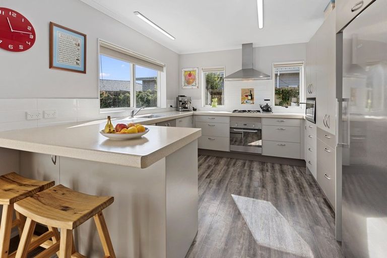 Photo of property in 16 Resolution Place, One Tree Point, 0118