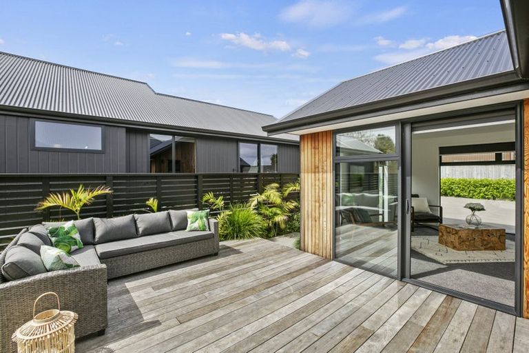 Photo of property in 11 Donnelly Street, Oakura, 4314