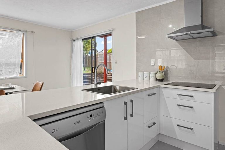 Photo of property in 3 Cheam Place, Pakuranga Heights, Auckland, 2010