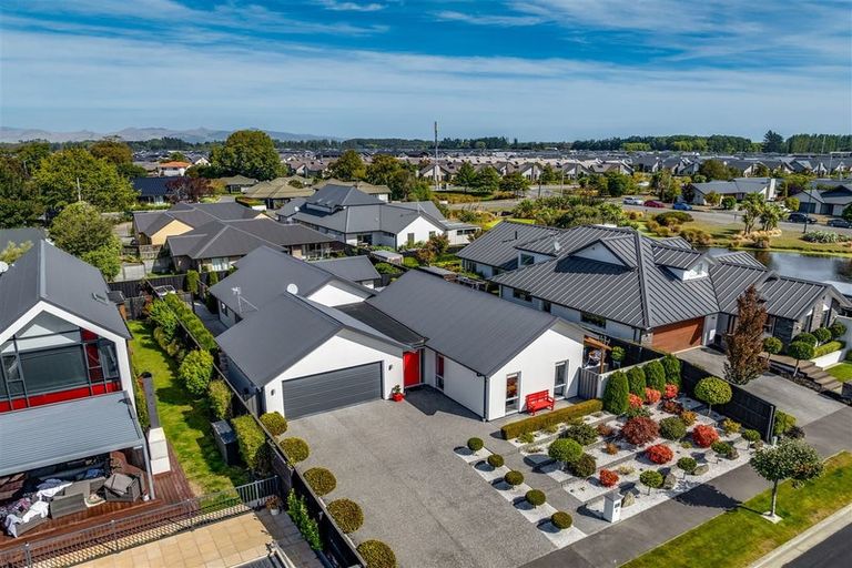 Photo of property in 6 Lakebridge Place, Parklands, Christchurch, 8083