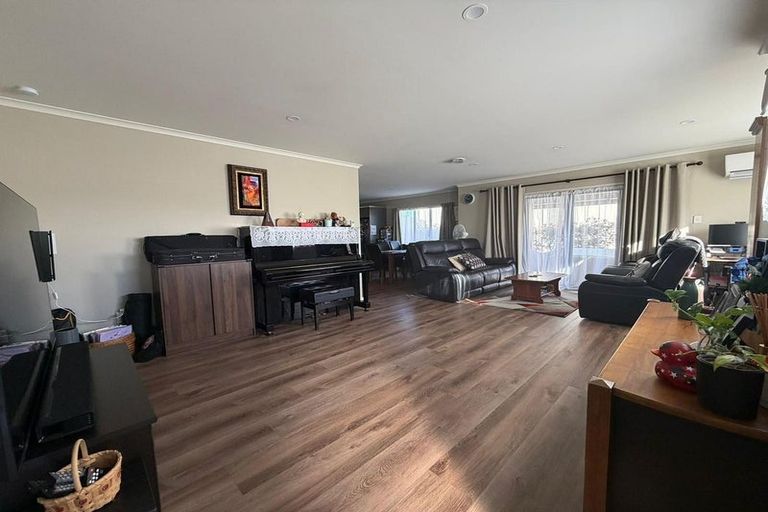 Photo of property in 129 Fernhill Way, Oteha, Auckland, 0632