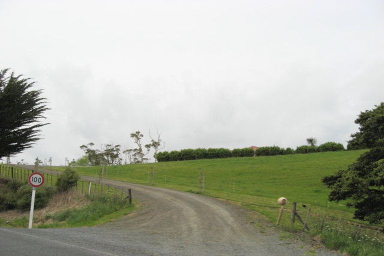 Photo of property in 60 Waikoukou Valley Road, Waimauku, 0882