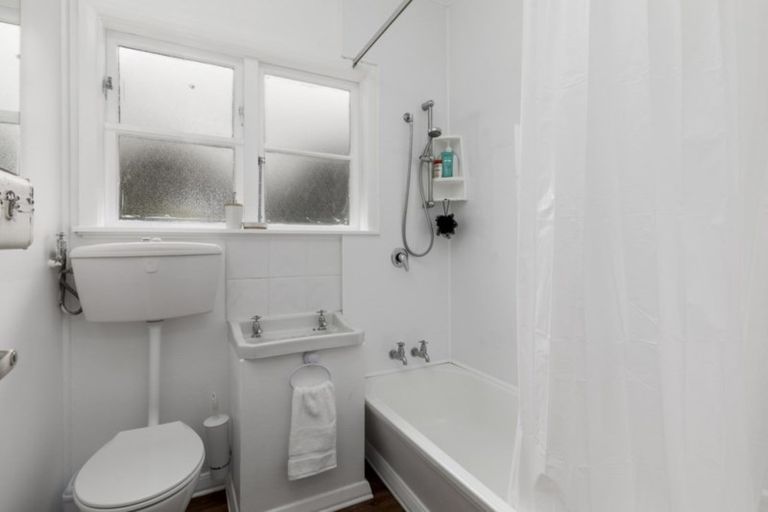 Photo of property in 114 Cambridge Terrace, Fairfield, Lower Hutt, 5011