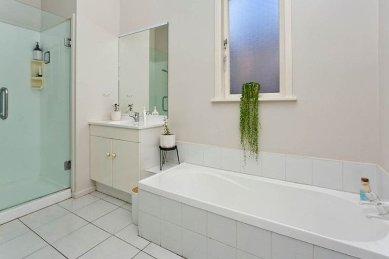 Photo of property in 1/160 East Coast Road, Forrest Hill, Auckland, 0620