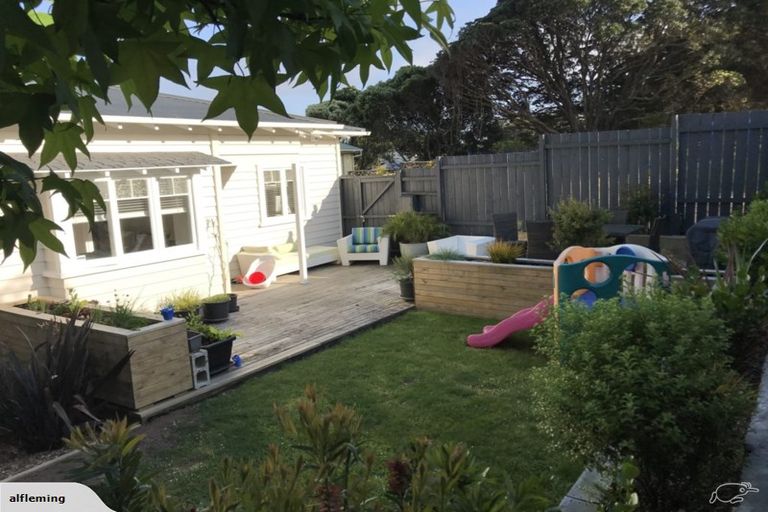 Photo of property in 5 Hutchinson Avenue, New Lynn, Auckland, 0600