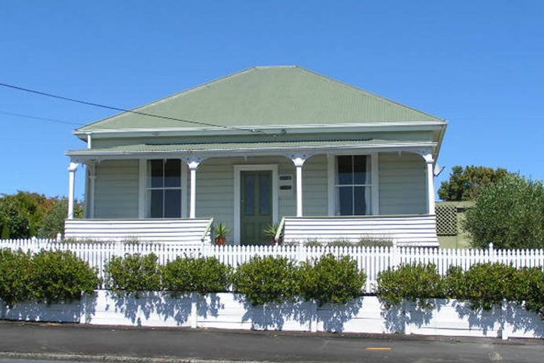 Photo of property in 2/12 Rodney Road, Northcote Point, Auckland, 0627