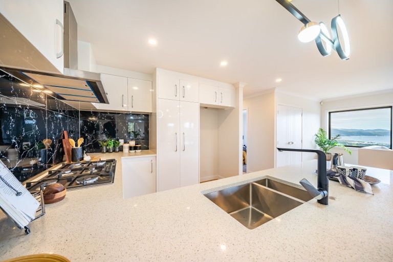 Photo of property in 14 Poto Road, Normandale, Lower Hutt, 5010