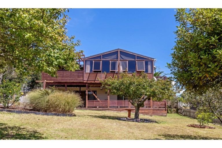 Photo of property in 1394 Whangaparaoa Road, Army Bay, Whangaparaoa, 0930