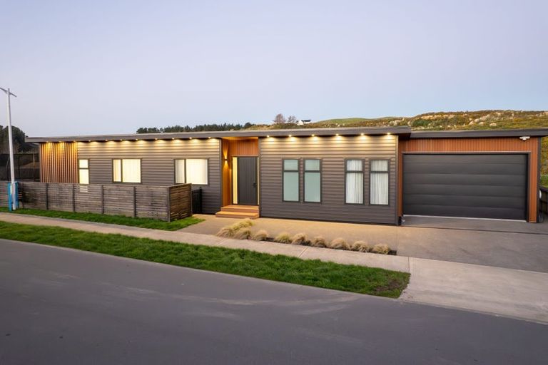 Photo of property in 37 Schooner Drive, Whitby, Porirua, 5024