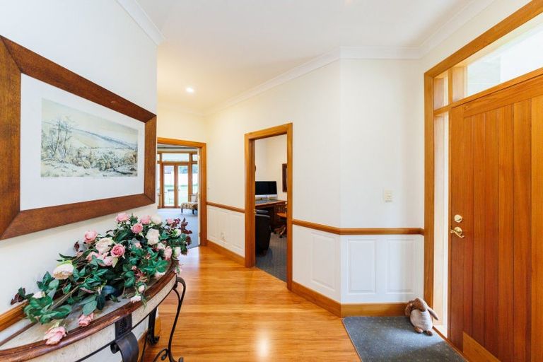 Photo of property in 5 Waicola Drive, Fitzherbert, Palmerston North, 4471