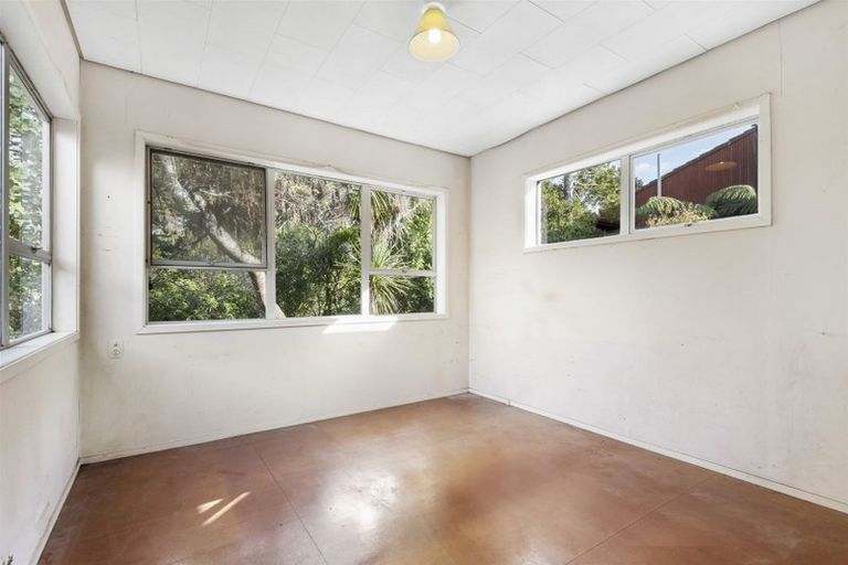Photo of property in 21 Holdaway Avenue, Northcote, Auckland, 0627