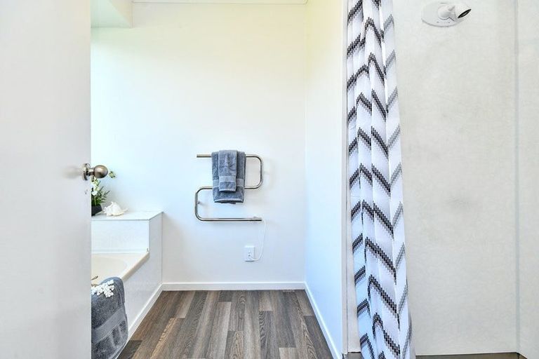 Photo of property in 6 Leaming Place, Clarks Beach, 2122