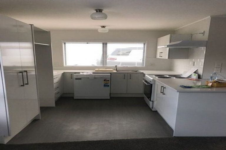 Photo of property in 1/22 Lambrown Drive, Totara Vale, Auckland, 0629