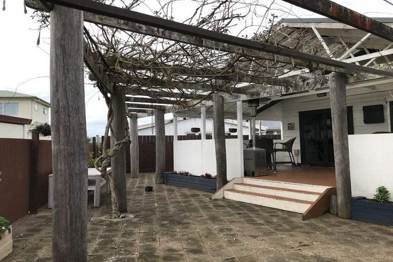 Photo of property in 26 Queen Road, Bellevue, Tauranga, 3110