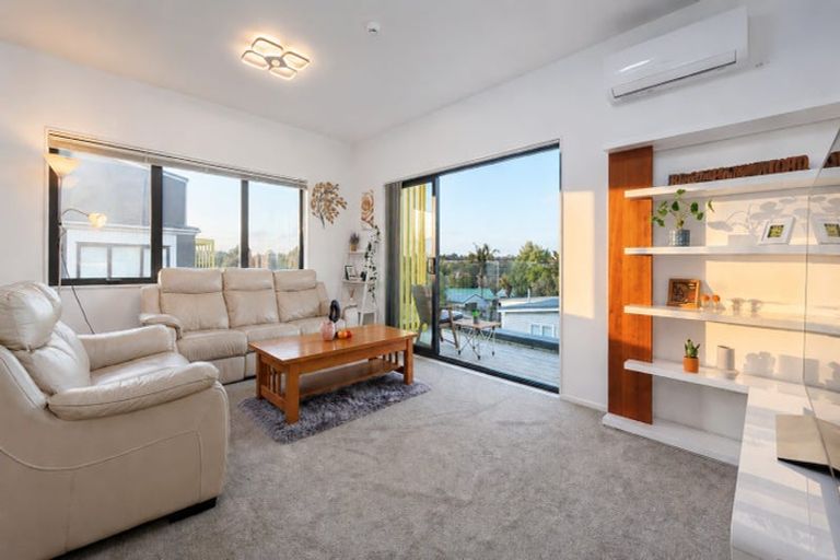 Photo of property in 4/43a Waimumu Road, Massey, Auckland, 0614